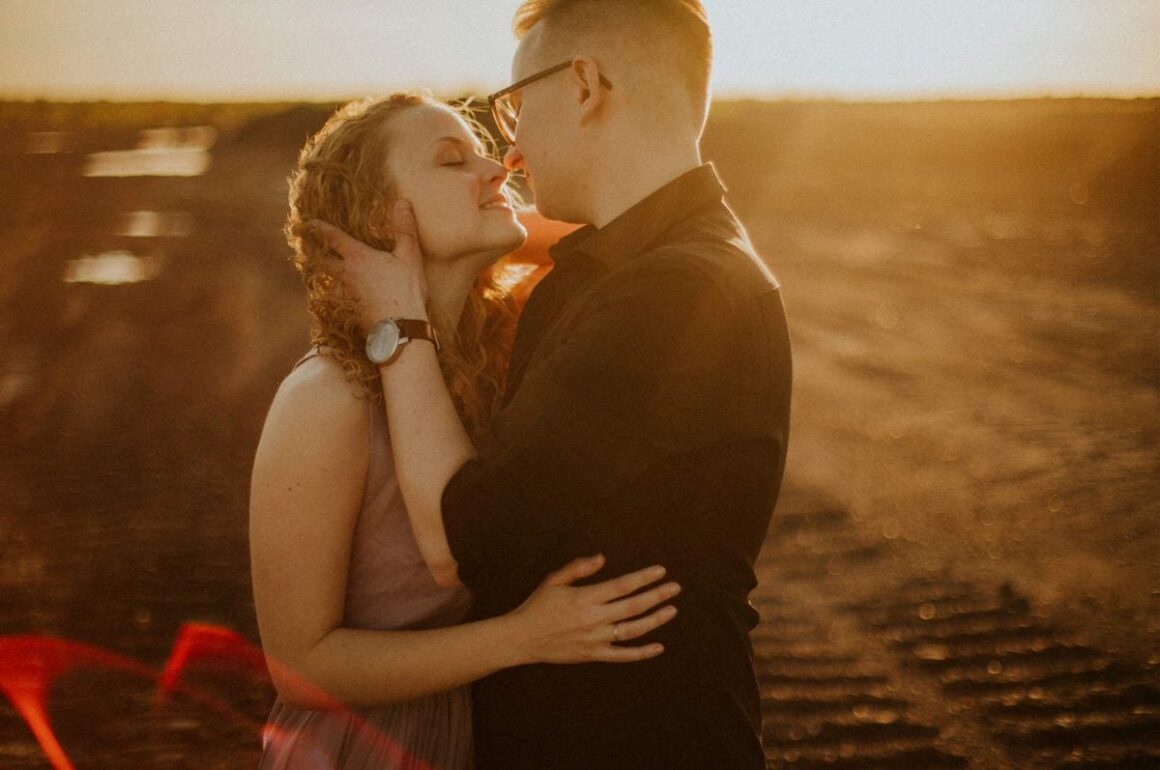 Para zakochanych w zachodzącym słońcu