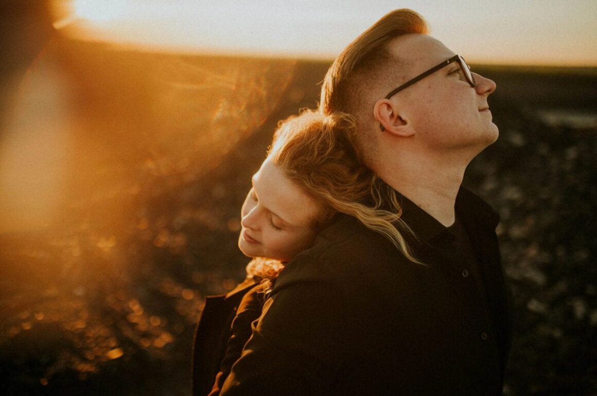 Para przy zachodzącym słońcu, romantyczna chwila