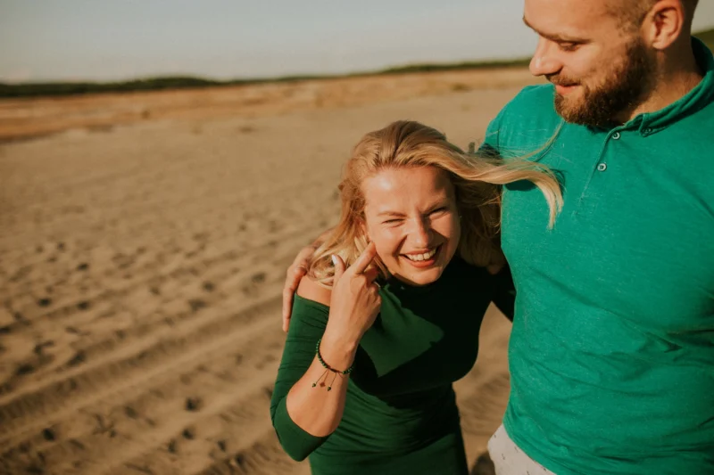 sesja narzeczeńska na pustyni błędowskiej,pustynia błędowska sesja,sesja z psem