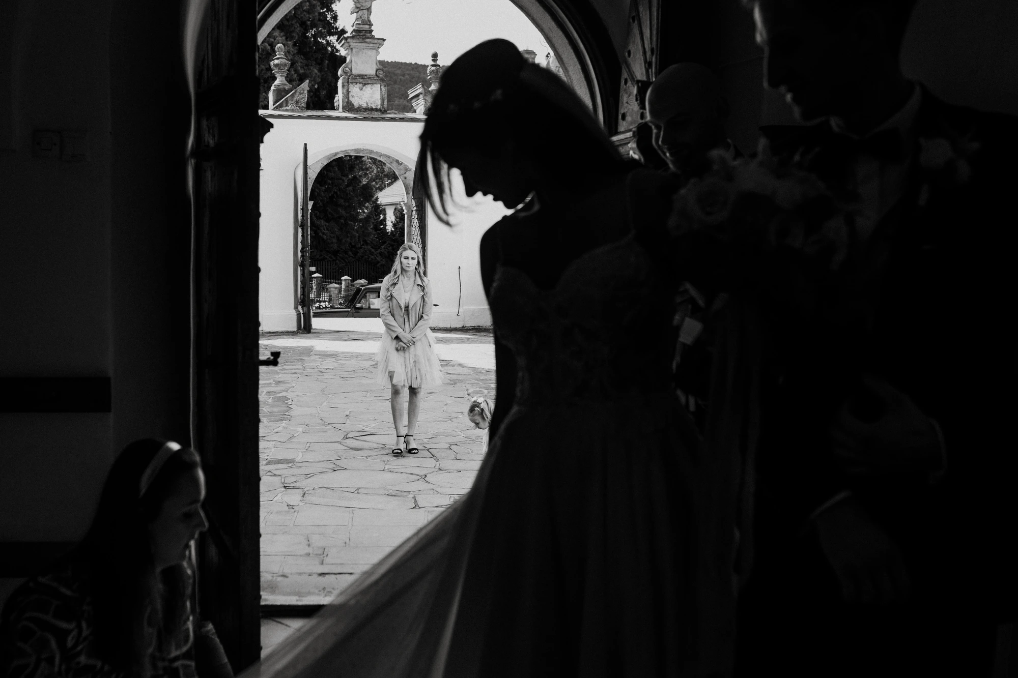 Panna młoda i goście w architekturze sakralnej