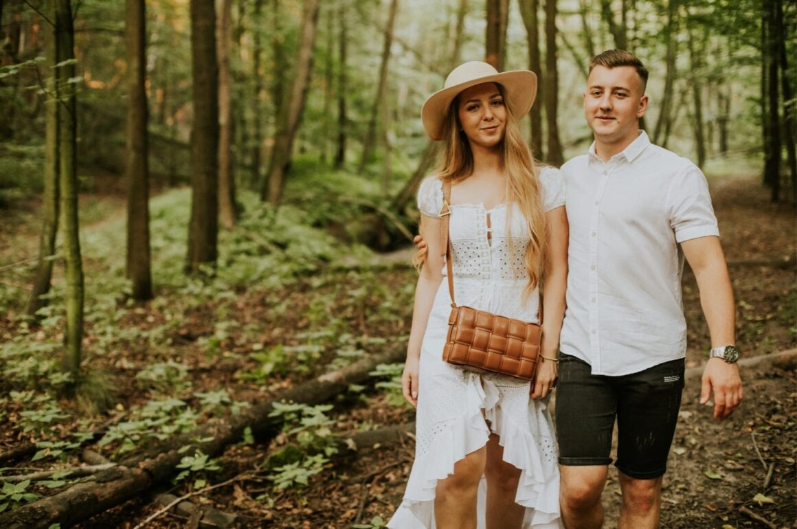 Para spacerująca po lesie latem