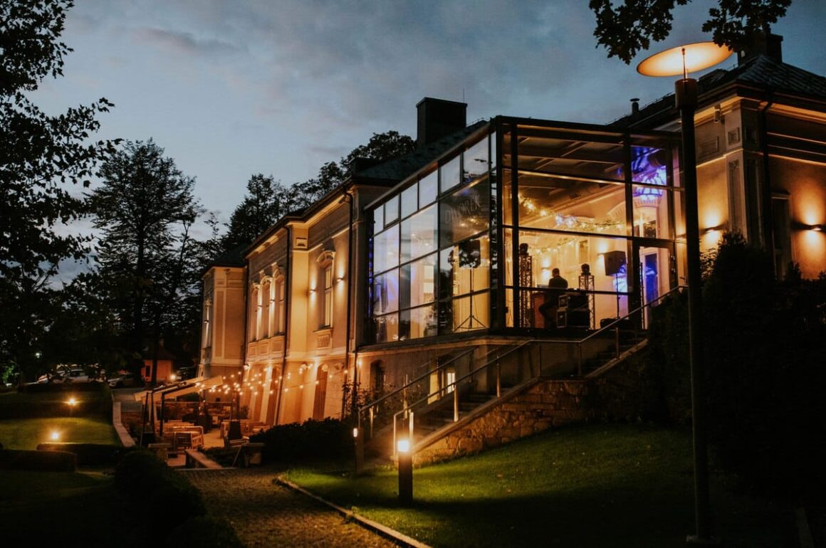 Wieczorny reportaż ślubny przy Dworku New Restaurant