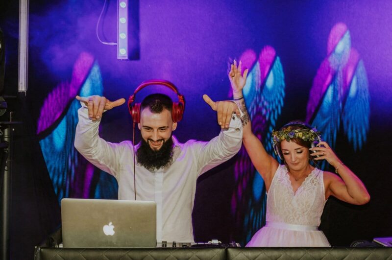 DJ na ślubie z kolorowym oświetleniem.