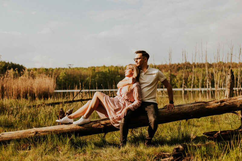 Para na kłodzie w plenerze.