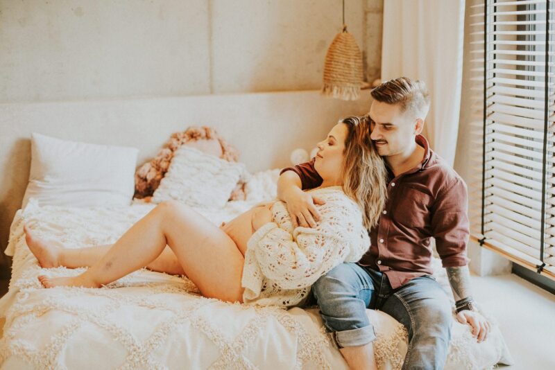 Para odpoczywa na łóżku w ciepłym świetle.