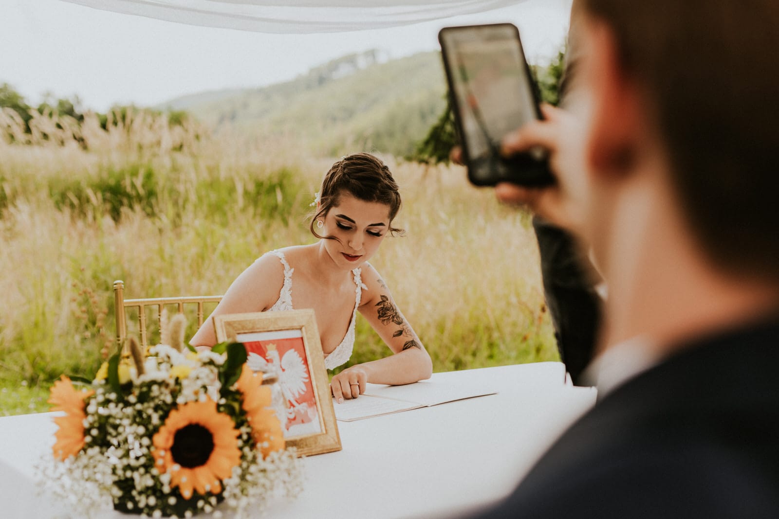 Podpisywanie dokumentu na świeżym powietrzu, lato.