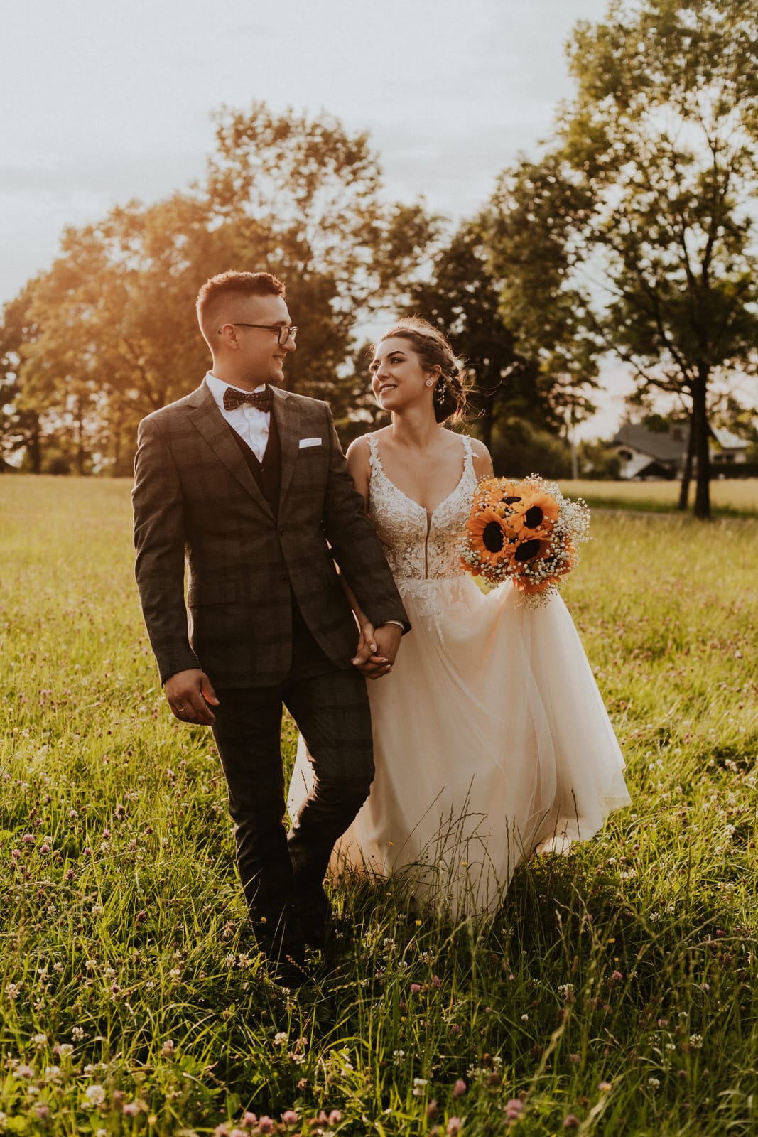 Taniec podczas przyjęcia weselnego z zespołem muzycznym.