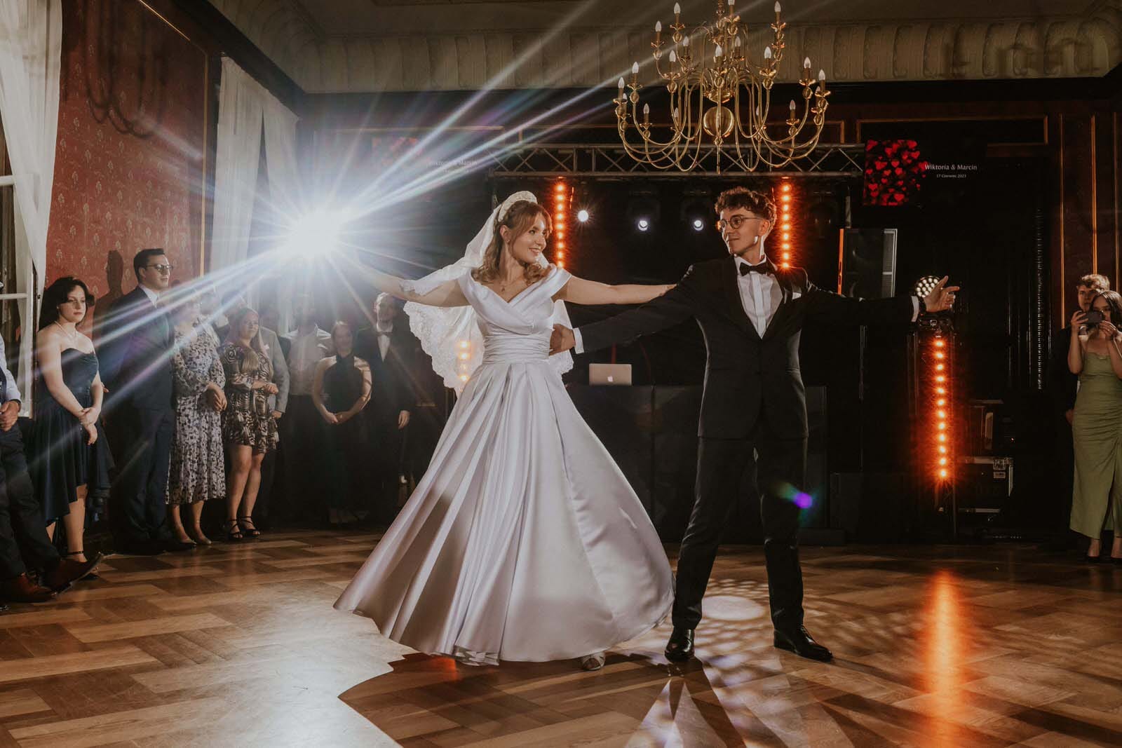 Para młoda tańczy pierwszy taniec na weselu.