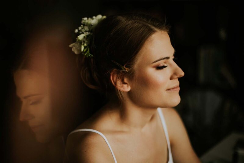 Uśmiechnięta kobieta z kwiatami we włosach