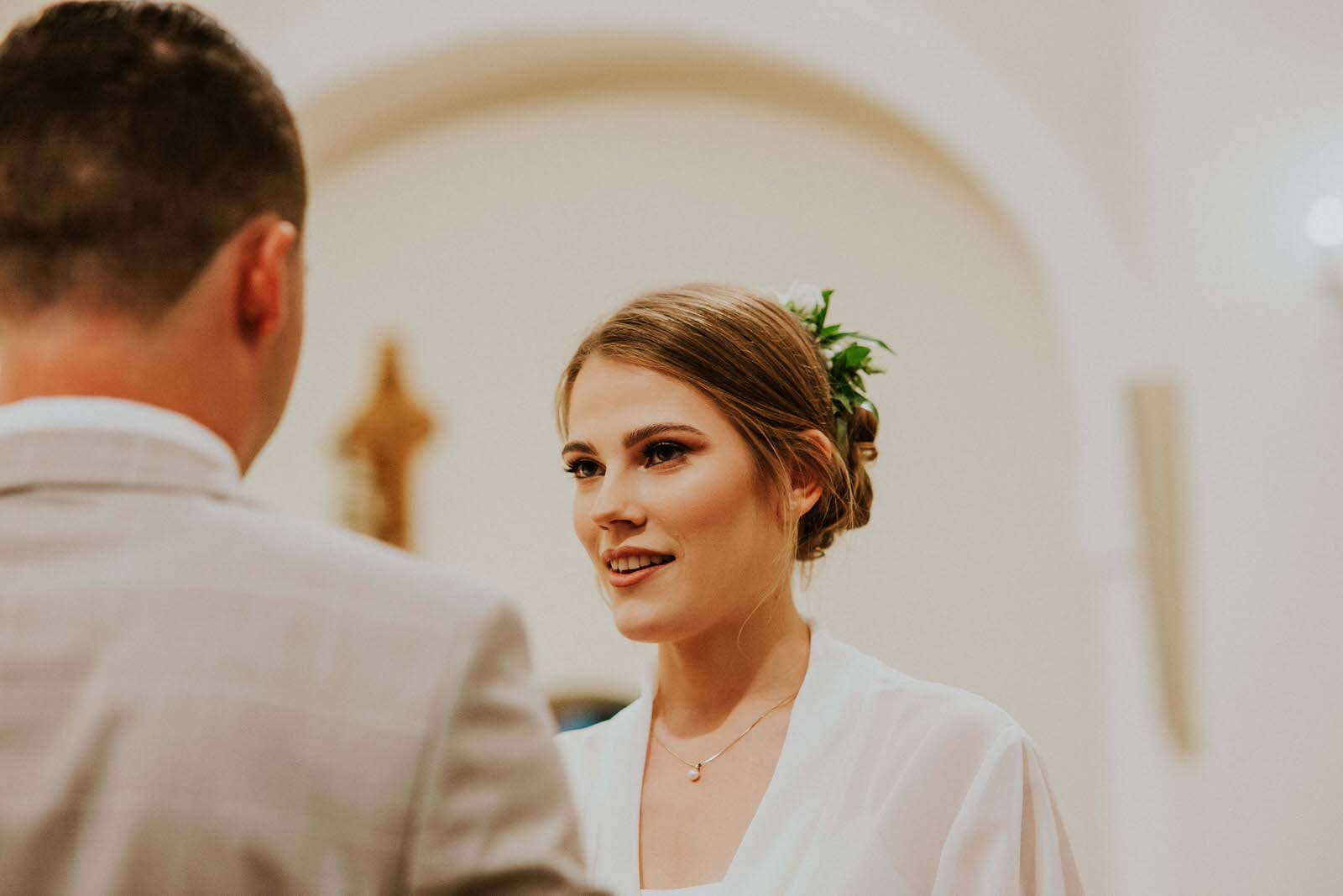 Para w kościele podczas ceremonii ślubnej