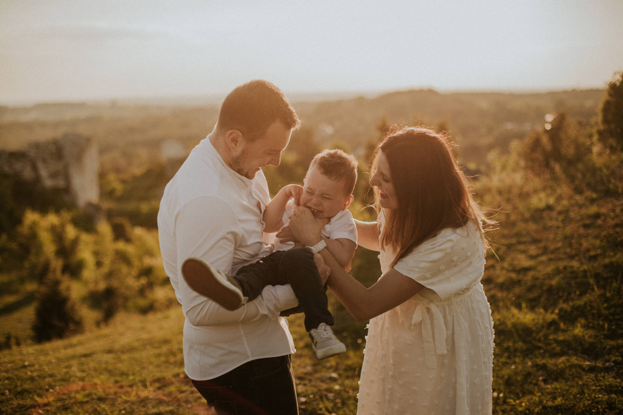 Para całuje się na ślubnym zdjęciu.