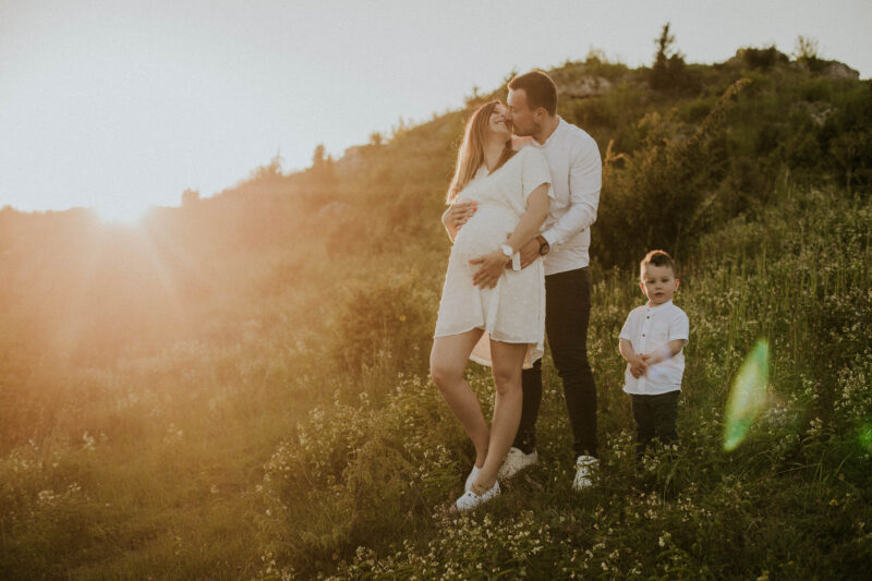 Rodzinna sesja na łące o zachodzie słońca.