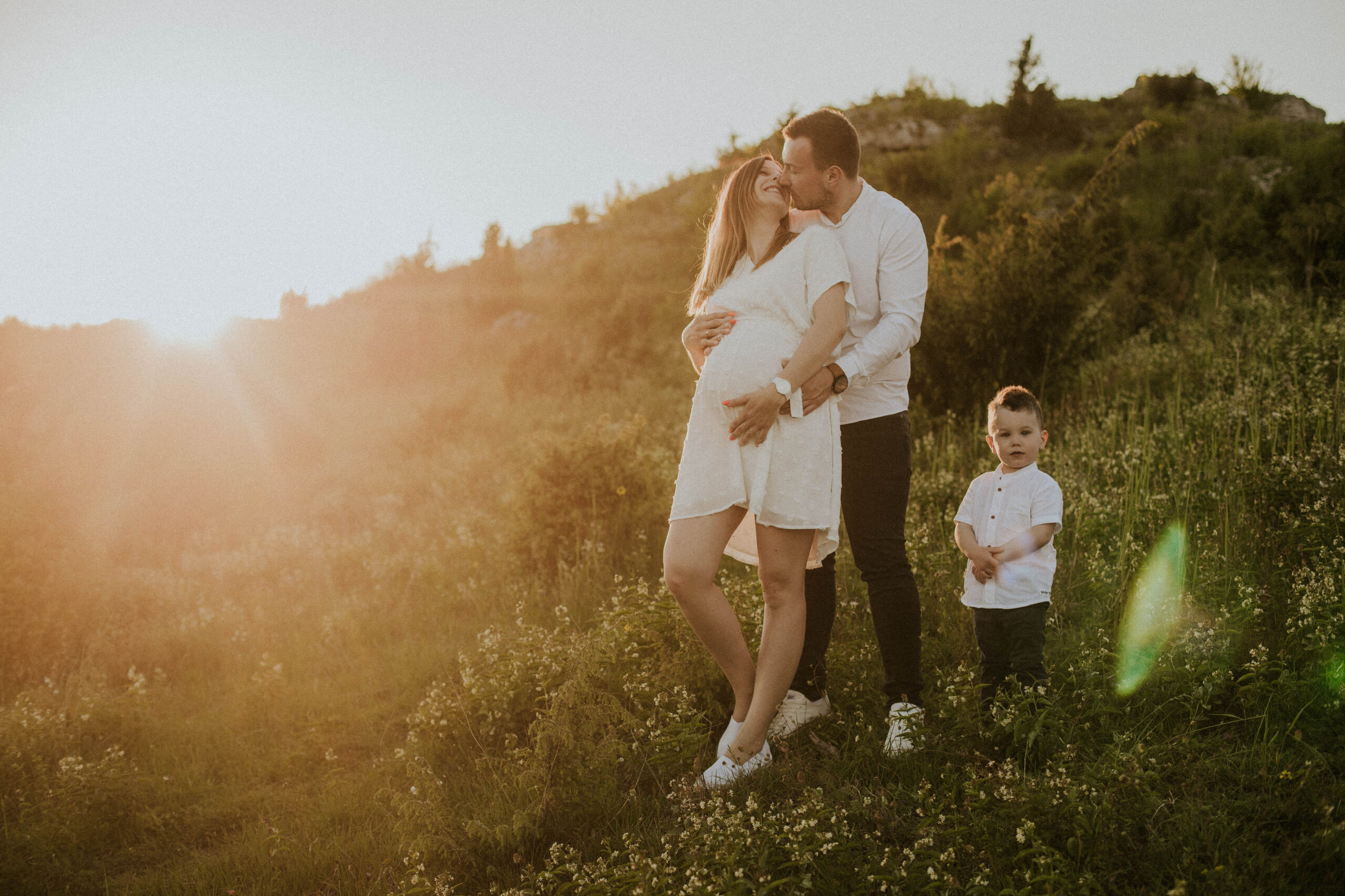 Rodzinna sesja na łące o zachodzie słońca.