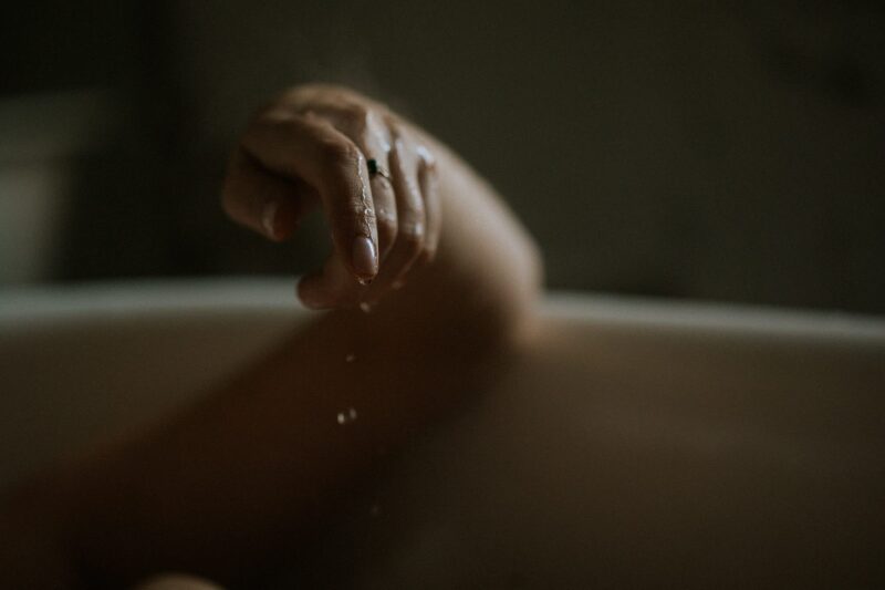 Dłoń nad wodą w lekkim świetle