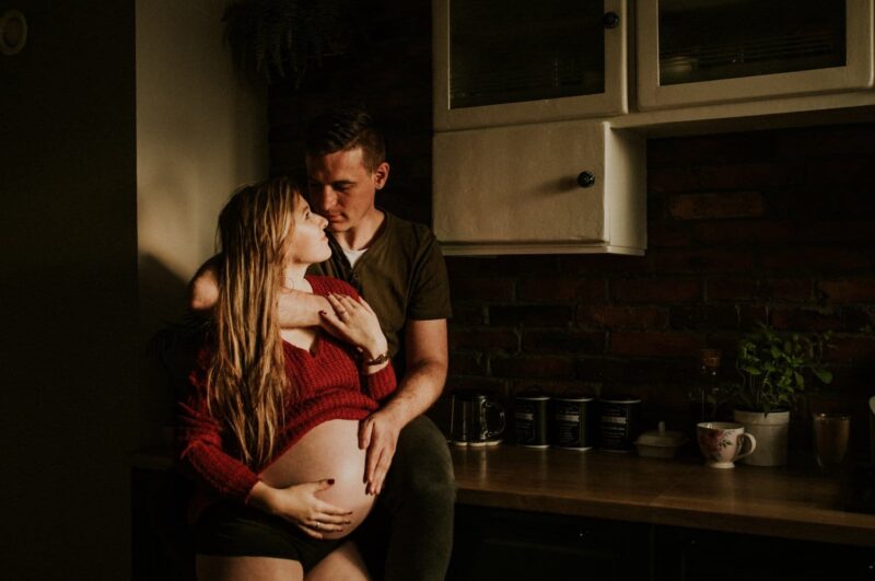 Para w oczekiwaniu na dziecko w kuchni.