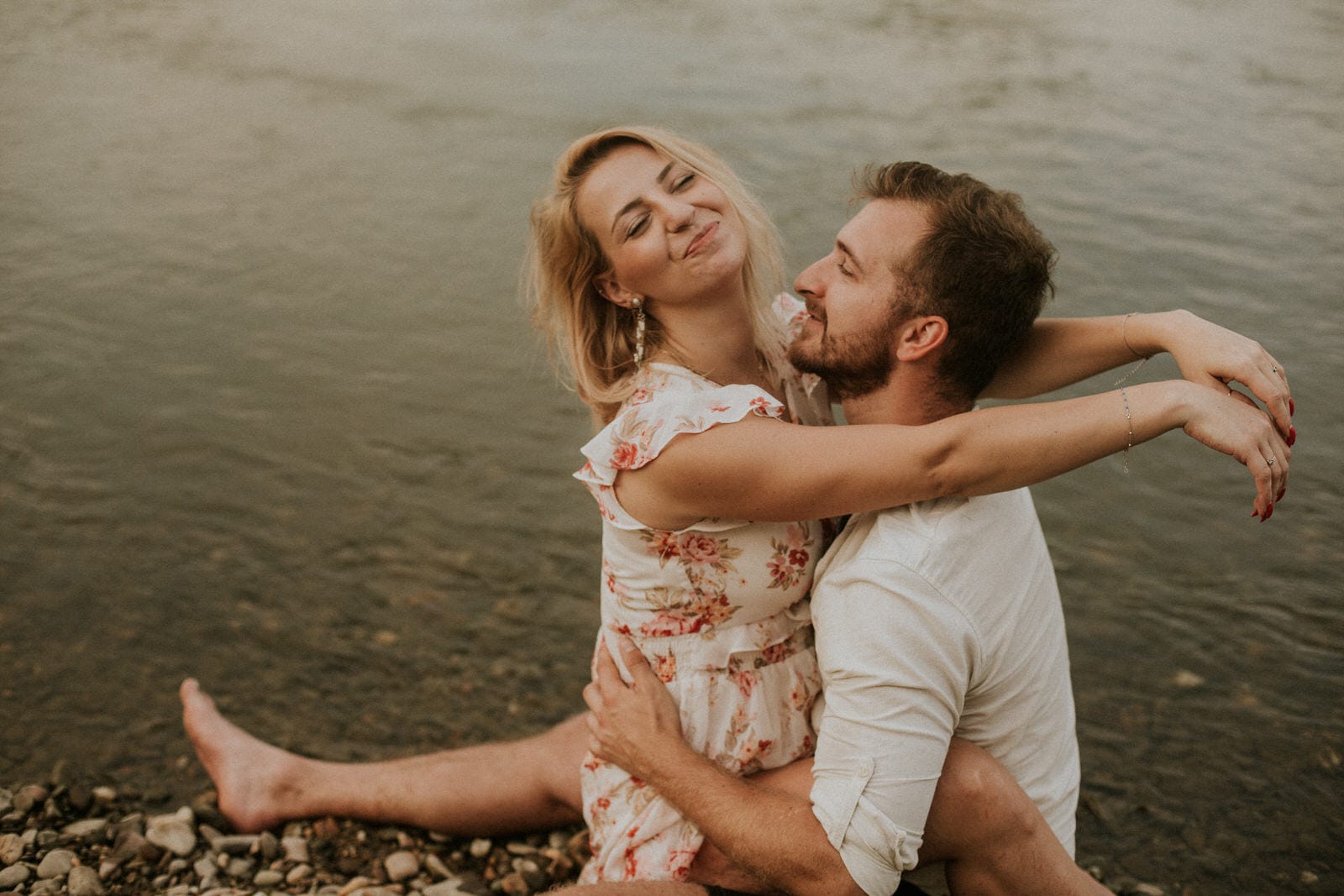 Para przytulająca się nad rzeką