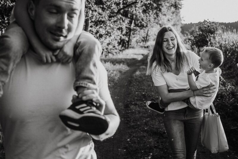 Rodzina w parku, szczęśliwa i uśmiechnięta