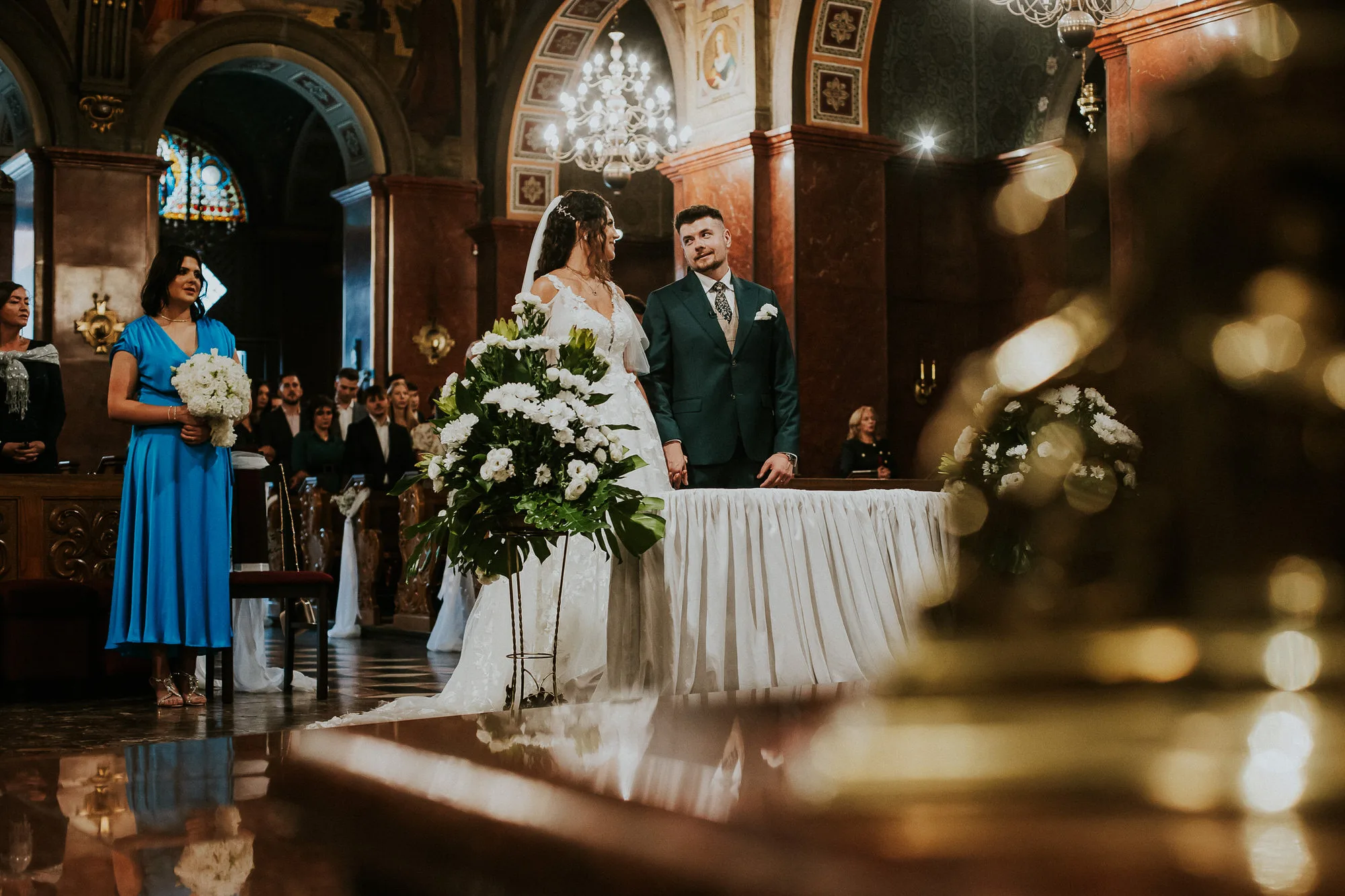 Uśmiechnięta panna młoda z bukietem w samochodzie