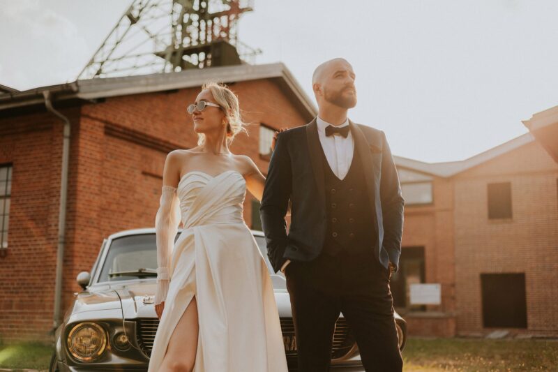 Para młoda przed industrialnym budynkiem