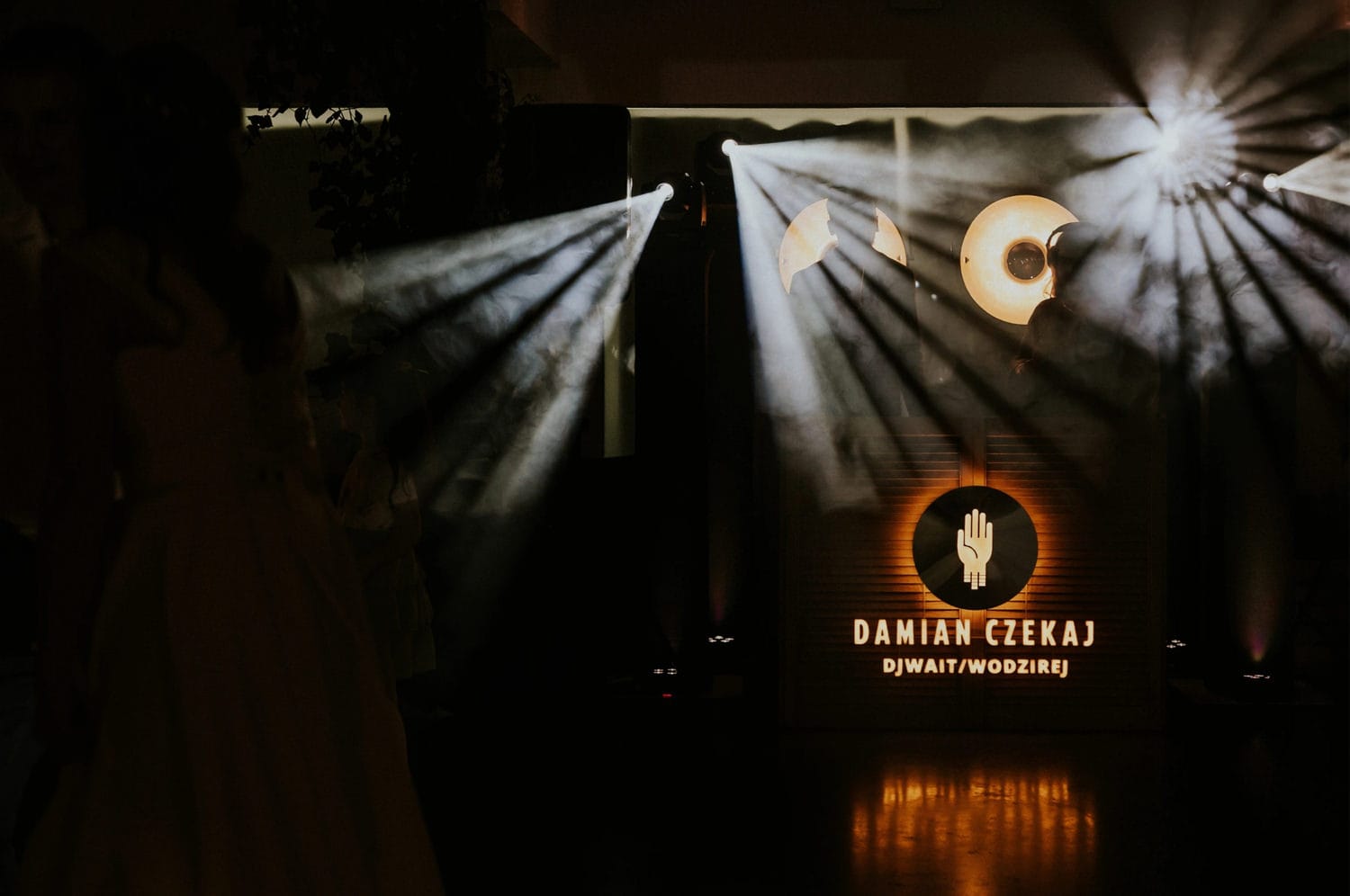 Taniec i światła na weselu z DJ-em.