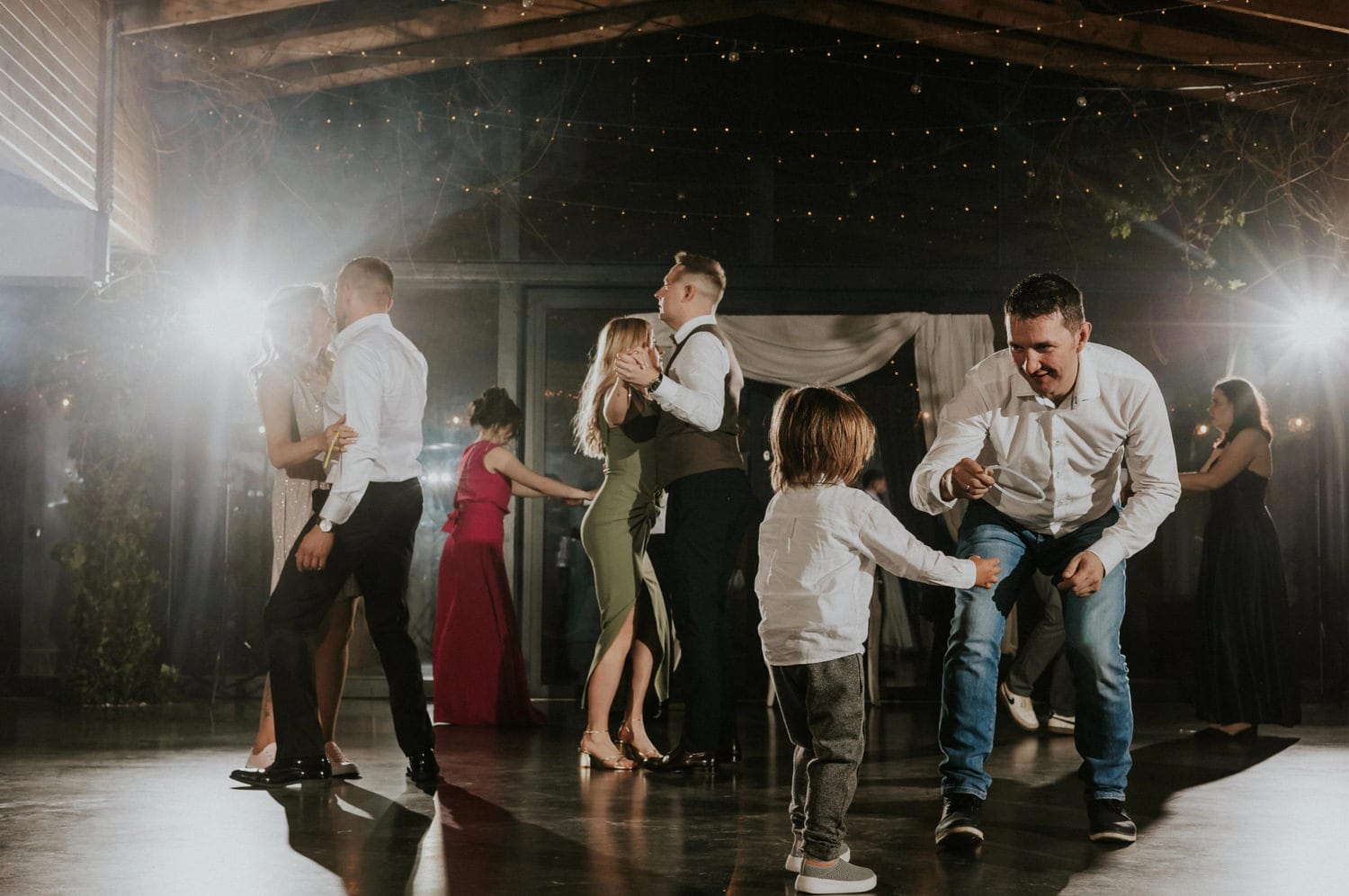 Taniec w eleganckiej sali weselnej z dziećmi