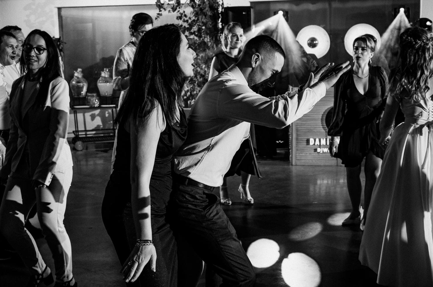Osoby tańczące na przyjęciu z muzyką na żywo.