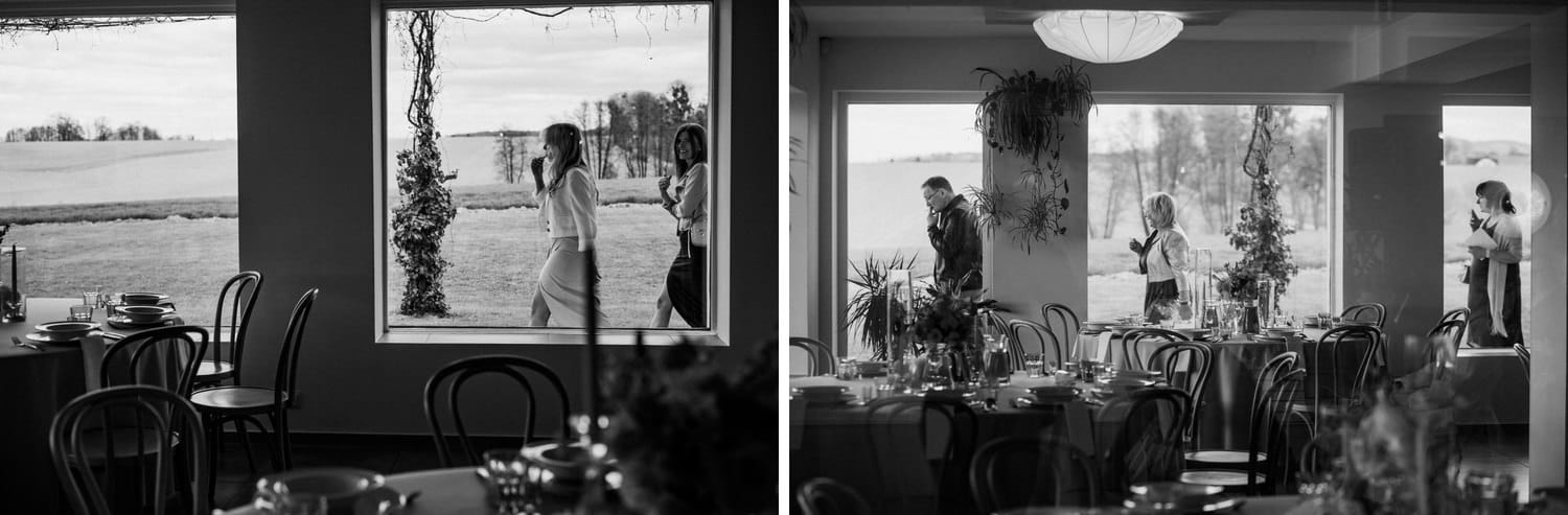 Przyjęcie weselne z gośćmi za oknami