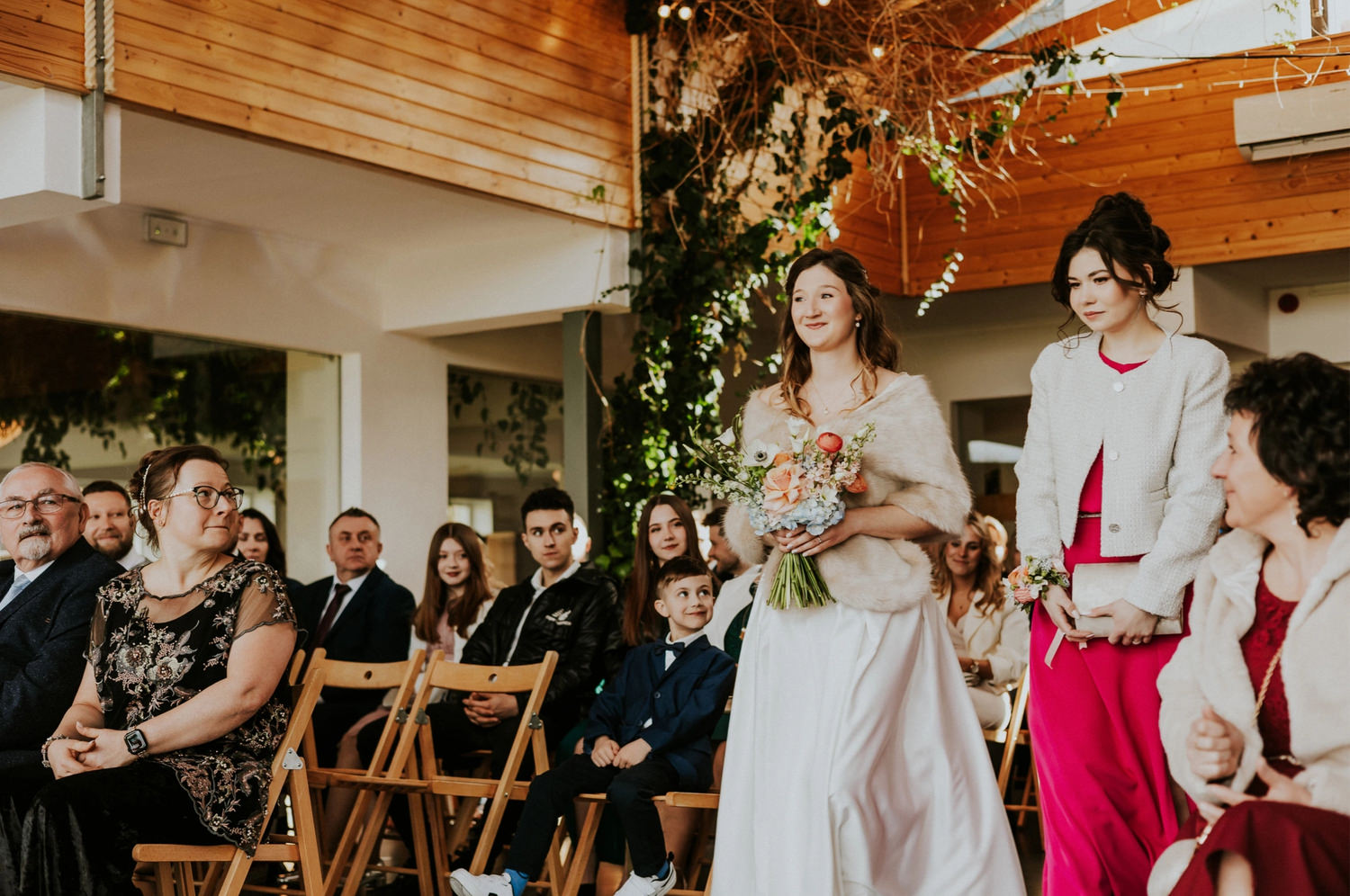 Ślubna ceremonia w sali pełnej gości.