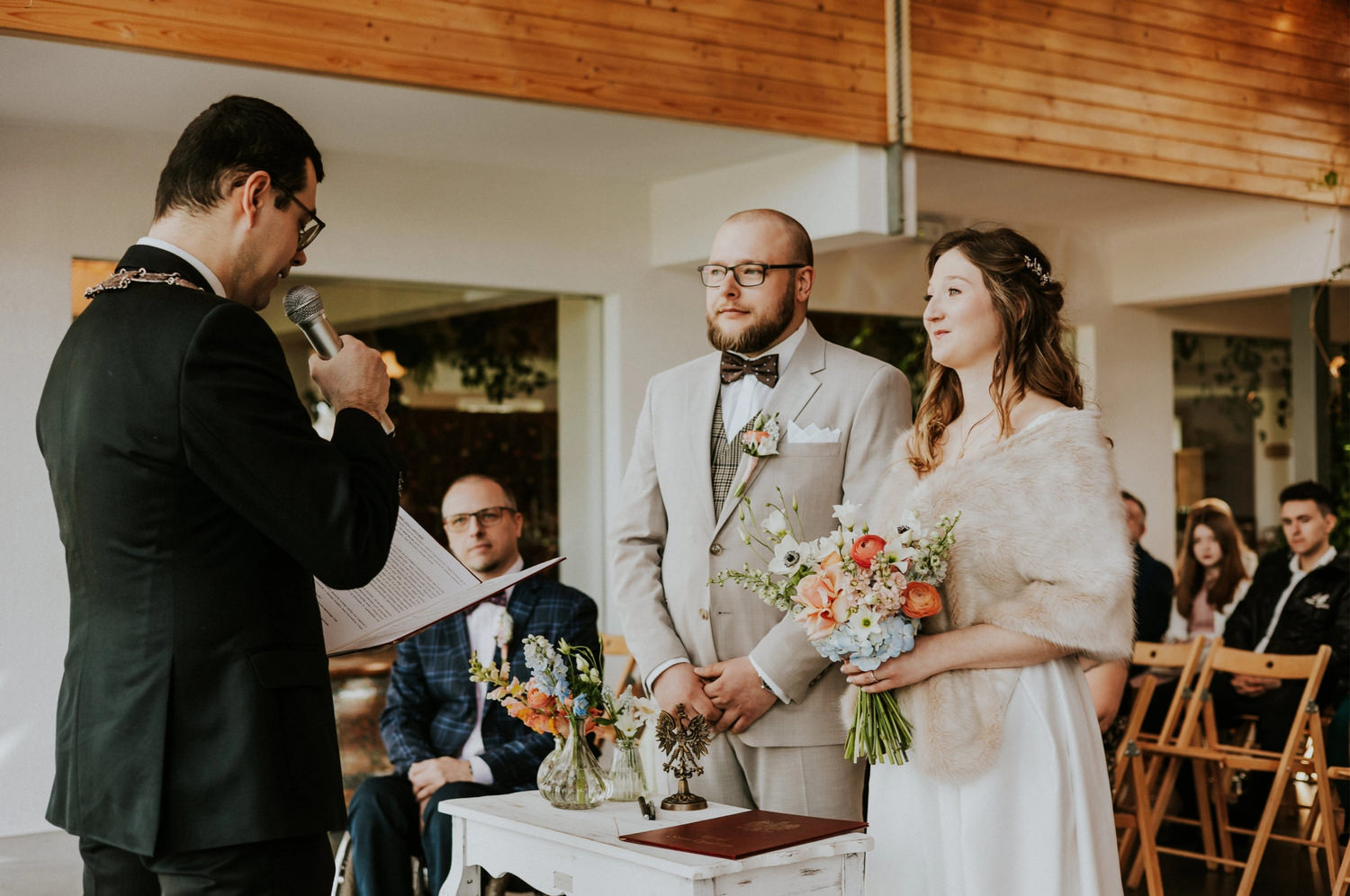 Ślub cywilny, para młoda i urzędnik ślubny.