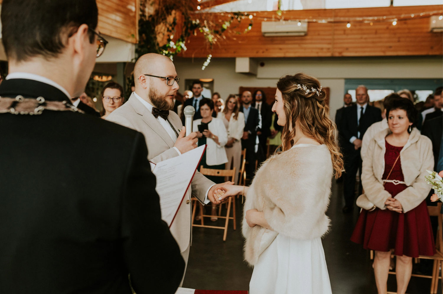 Para młoda składa przysięgę podczas ślubu.