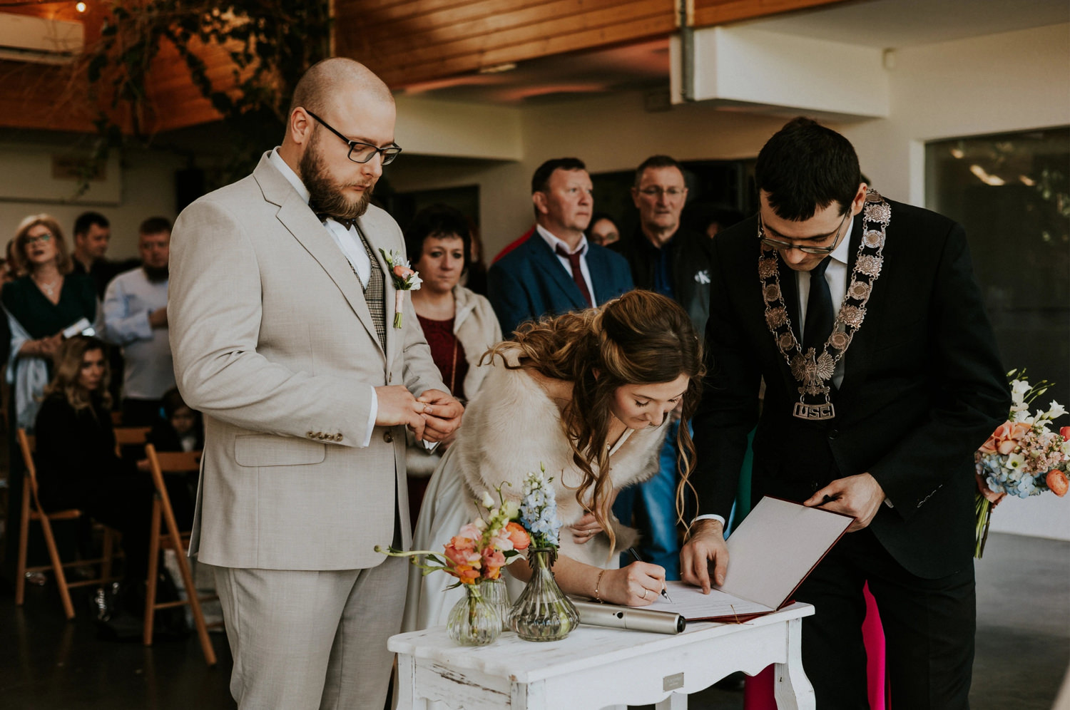 Ślub cywilny, podpisywanie dokumentów przez parę młodą.