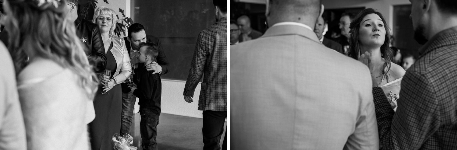 Goście na weselu, rozmowy i uściski.