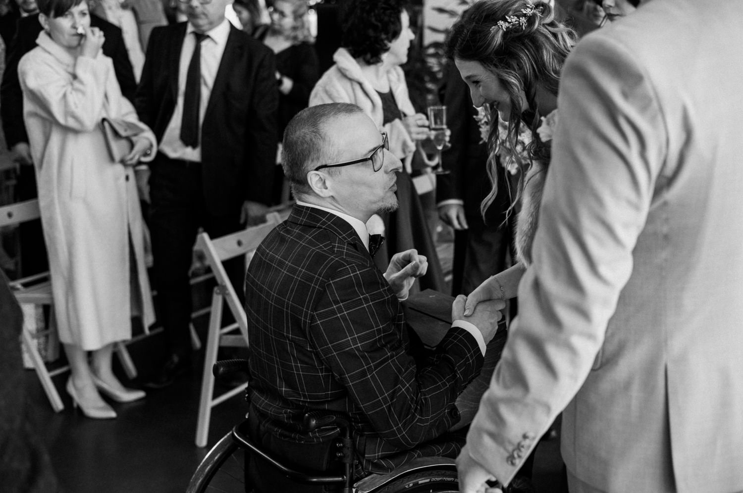Para rozmawia na weselu, mężczyzna na wózku