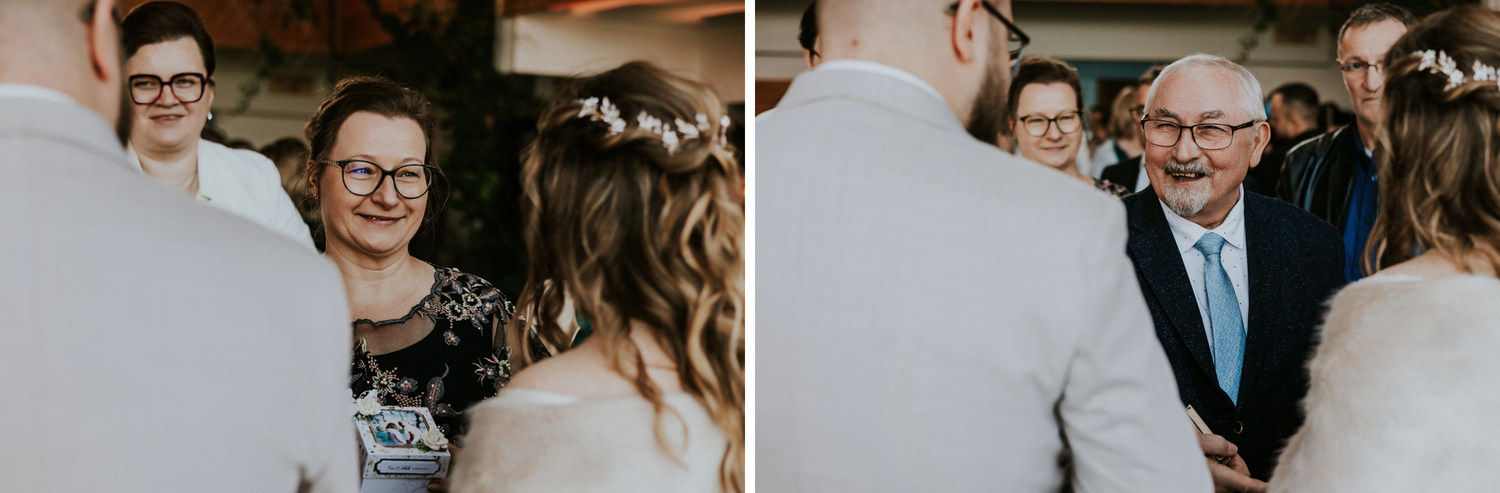 Uroczystość ślubna, ludzie rozmawiają i uśmiechają się.