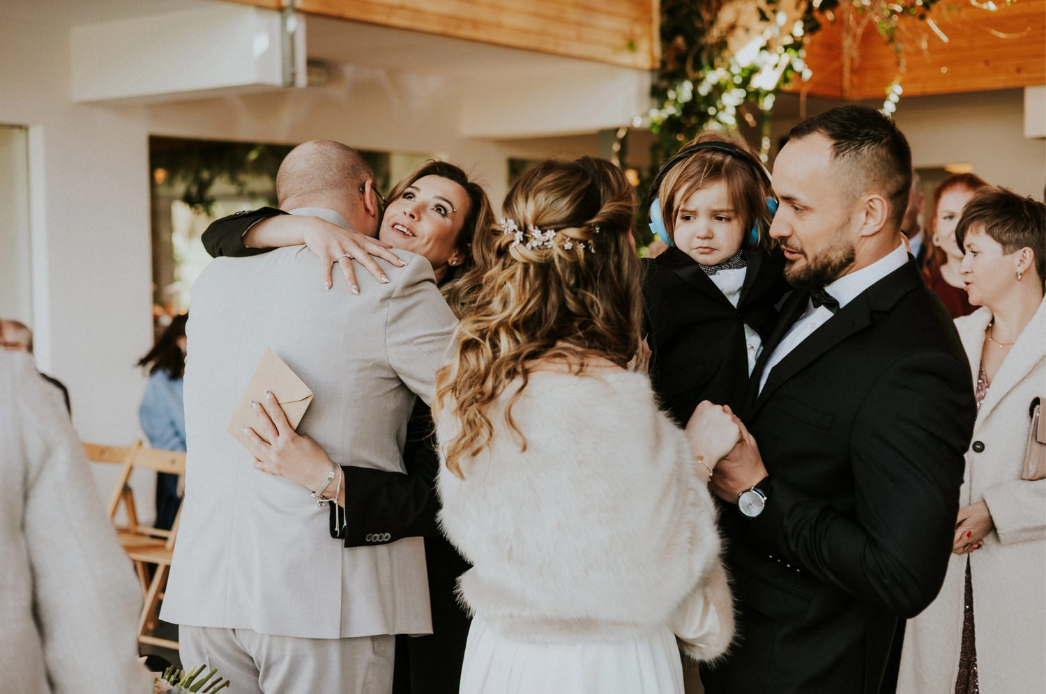 Spotkanie rodziny na uroczystości, przytulanie i rozmowy.