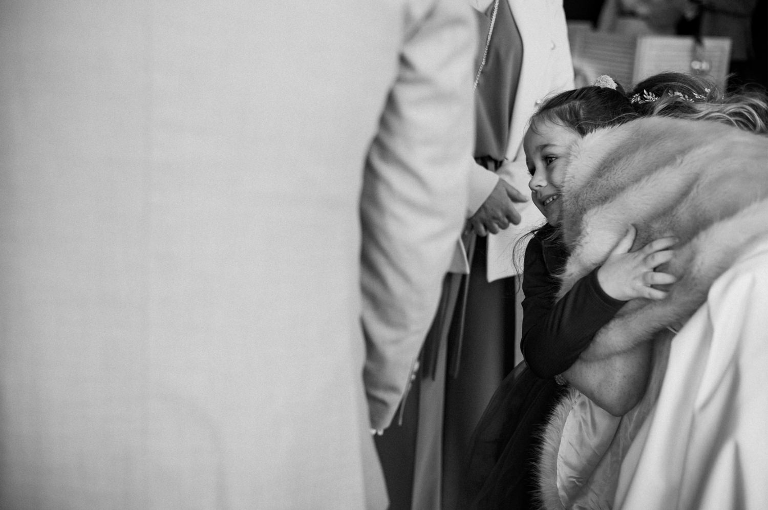 Dziewczynka przytula się na weselu.