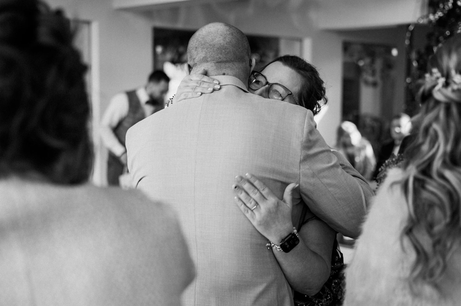 Para przytula się podczas wesela, czarno-biała fotografia.