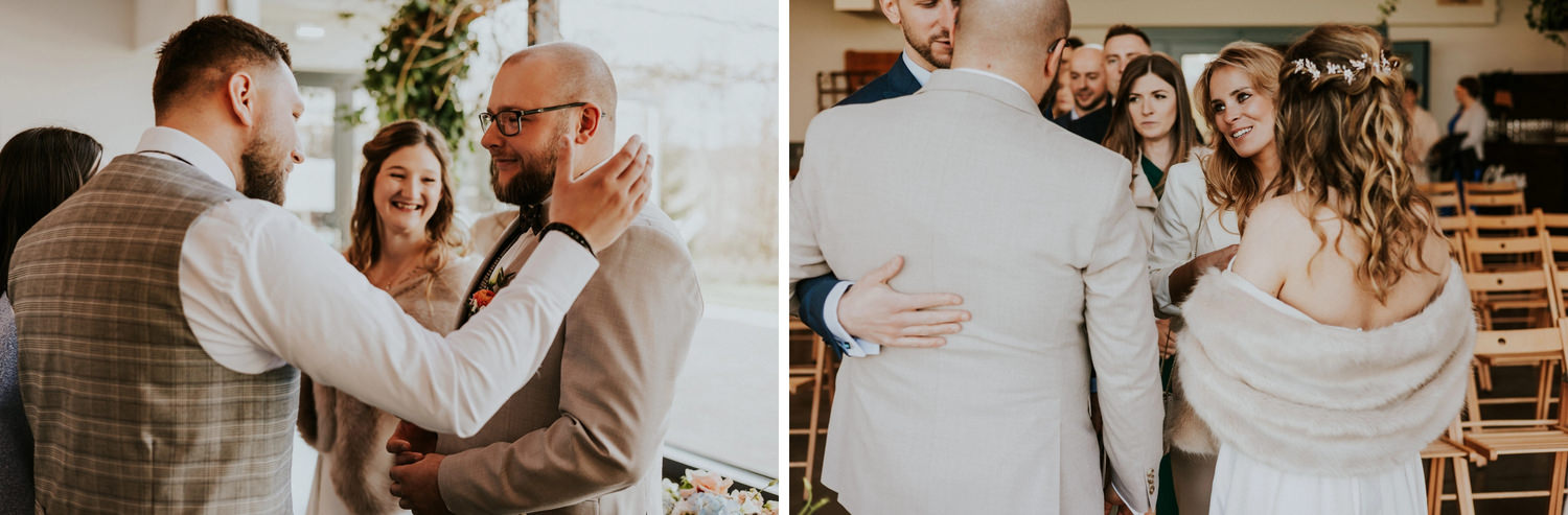 Goście weselni w eleganckich strojach podczas ceremonii.