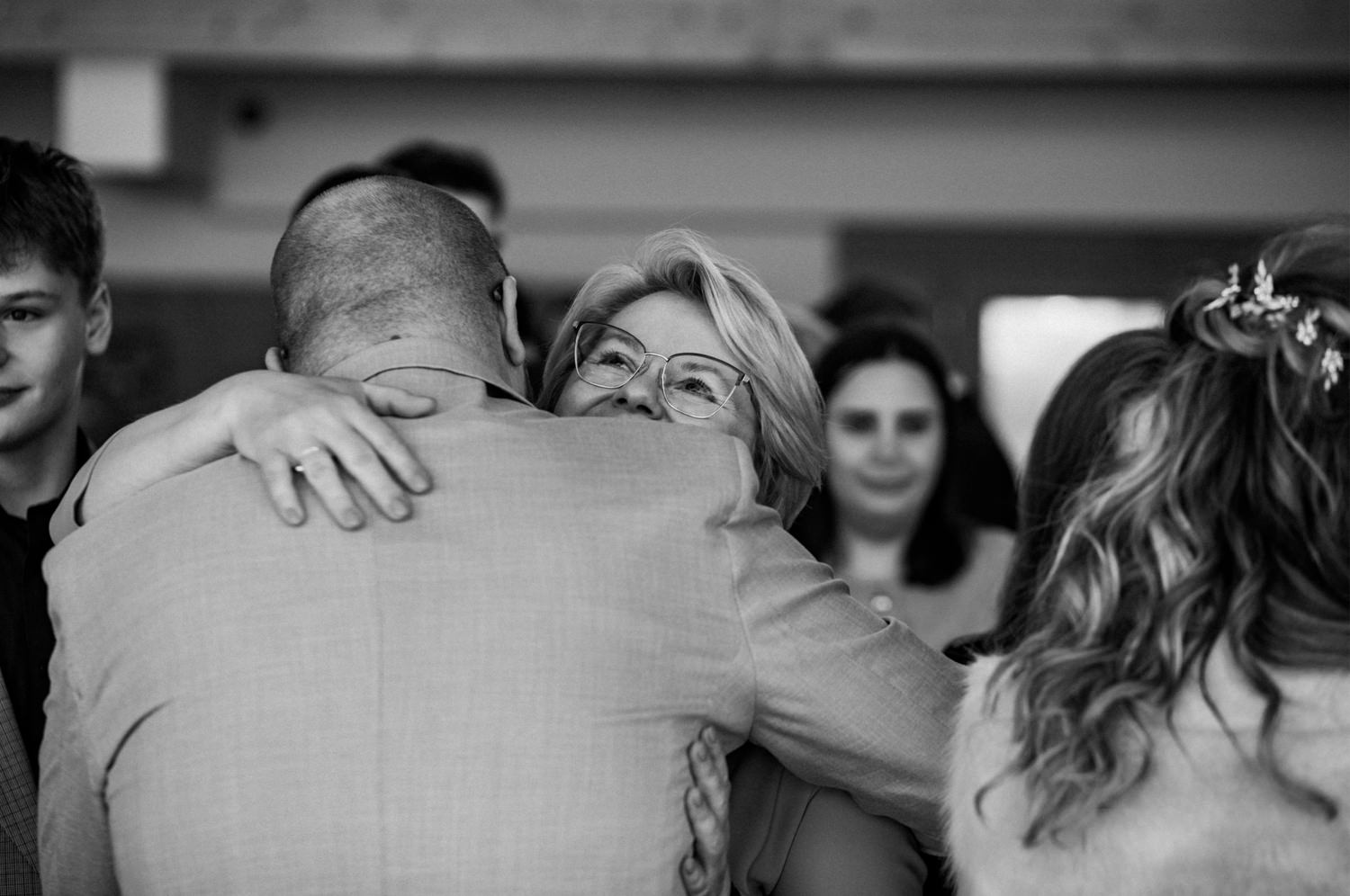 Ludzie obejmujący się na spotkaniu, radość i przyjaźń.