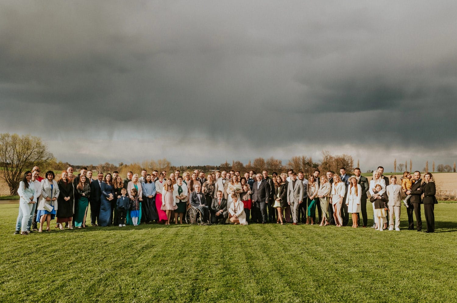 Duża grupa osób na tle pochmurnego nieba.