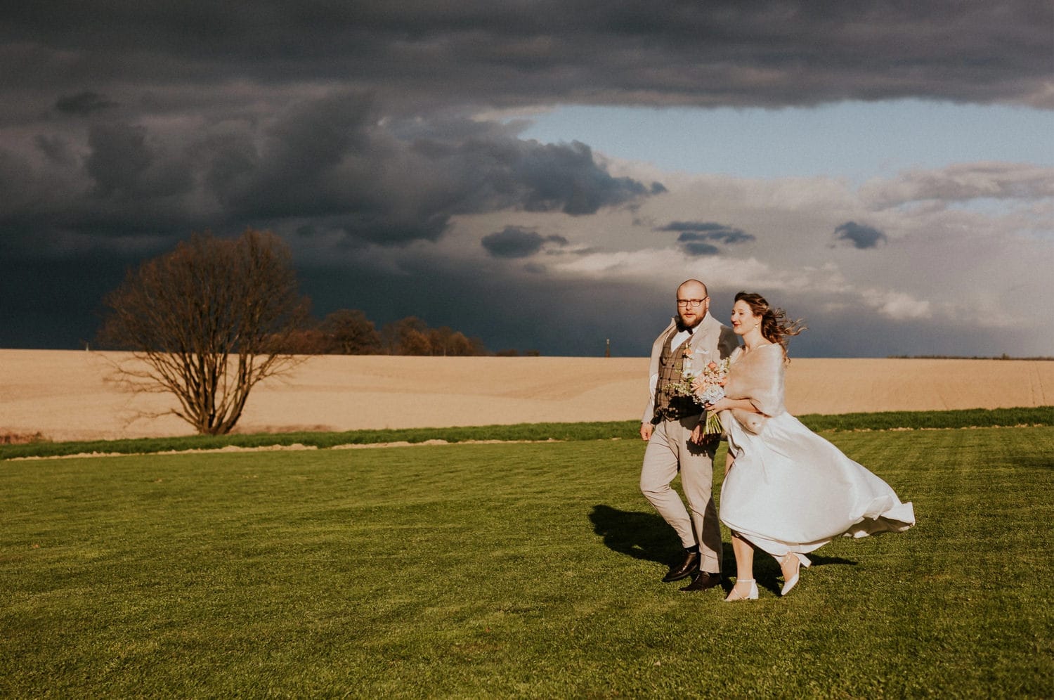 Para na polu, burzowe niebo