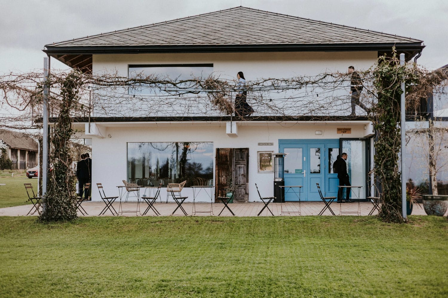 Przestronny dom z niebieskimi drzwiami i ogrodem.