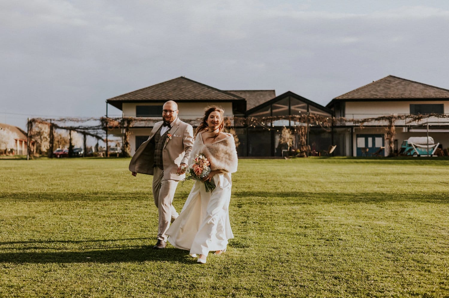 Para młoda spacerująca przed dużym domem