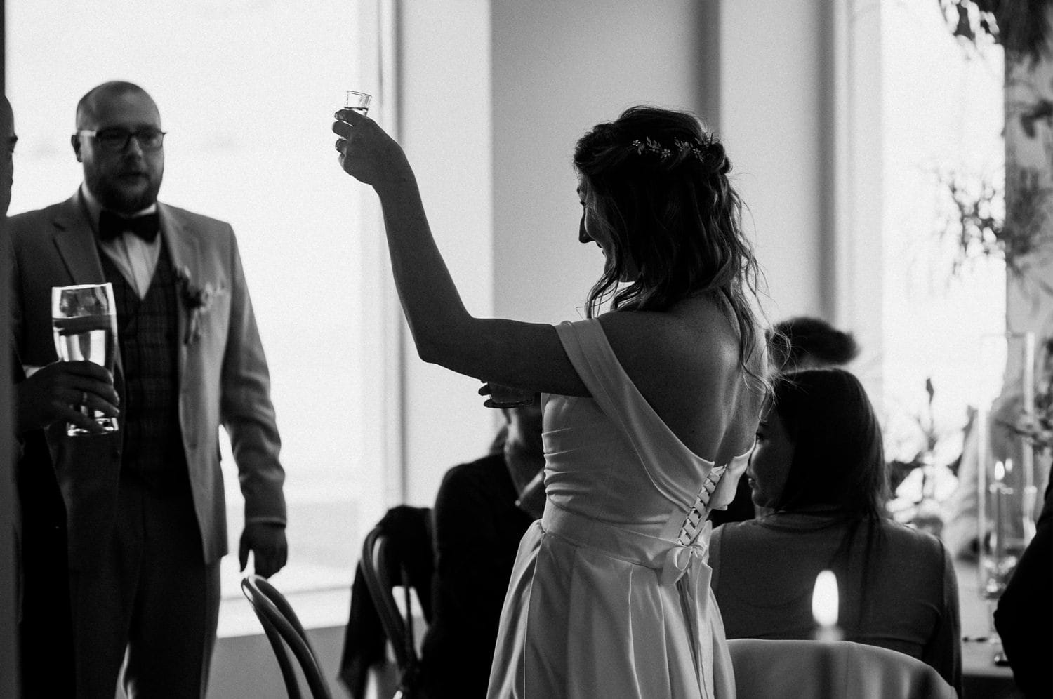 Panna młoda wznosi toast podczas przyjęcia weselnego.