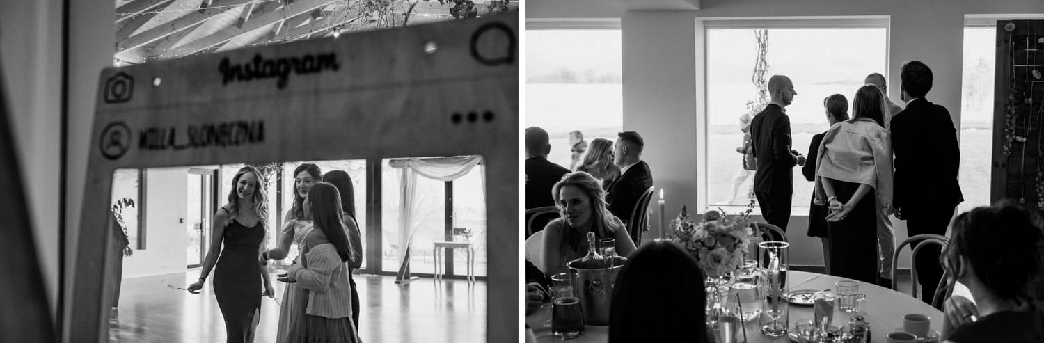 Goście rozmawiają na weselu, wnętrze sali.