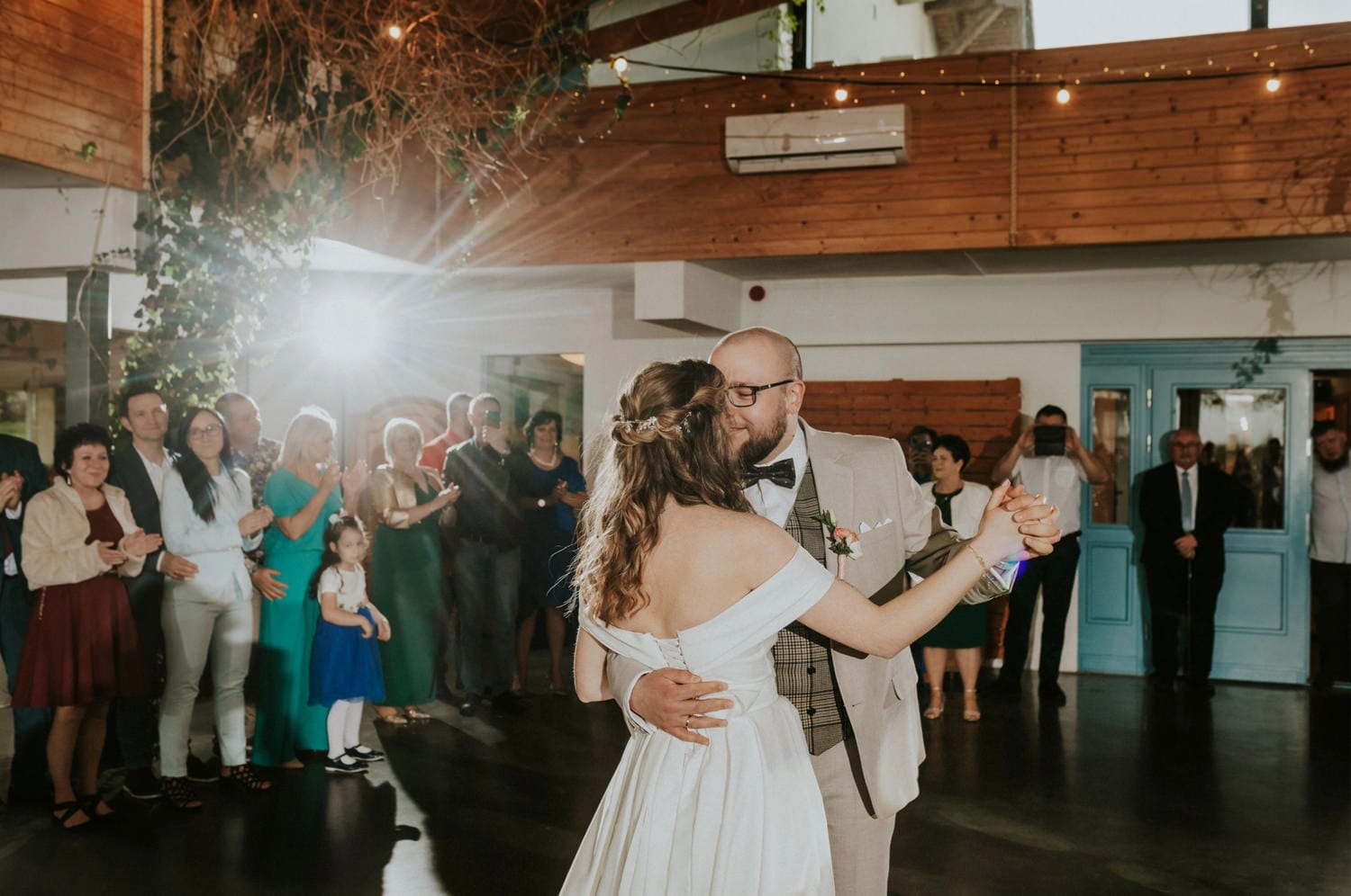 Para młoda tańczy pierwszy taniec na weselu.