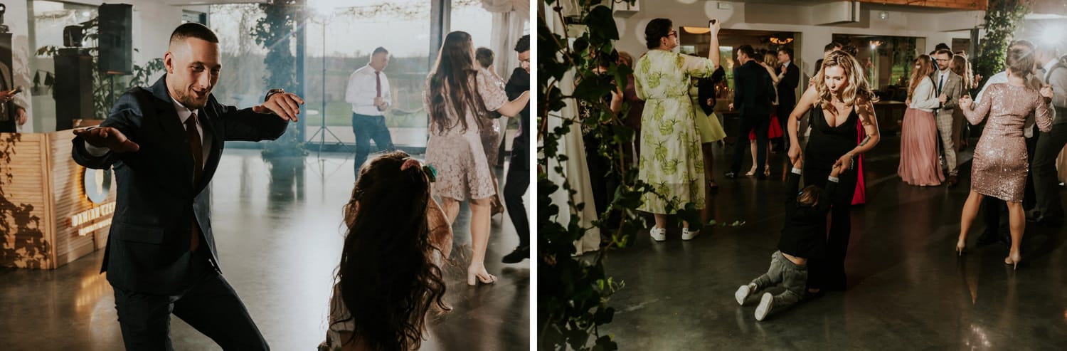 Ludzie tańczą na parkiecie podczas przyjęcia weselnego.