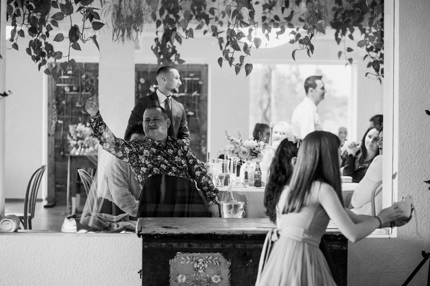 Przyjęcie weselne, goście przy stole, dekoracje.