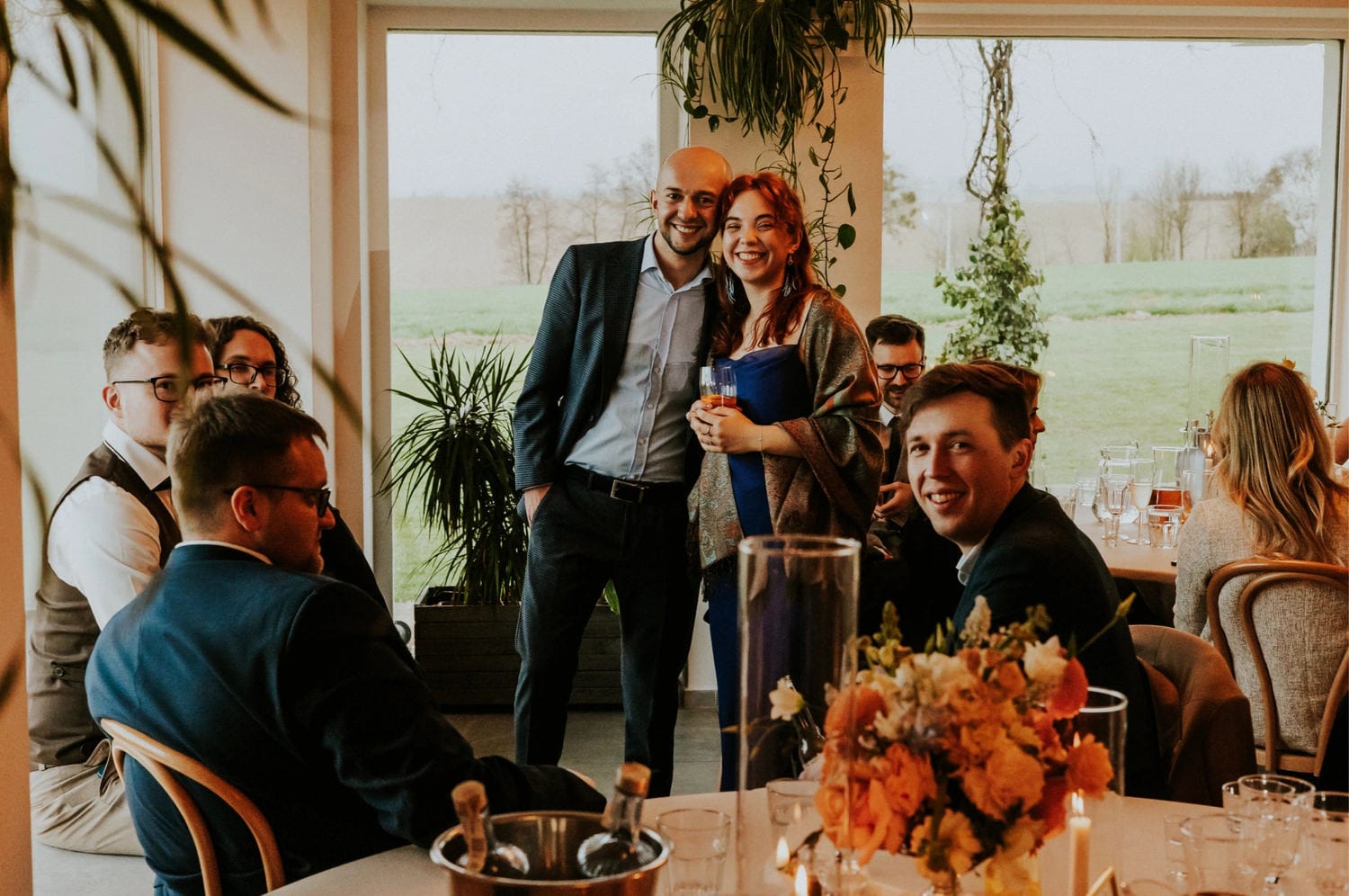 Ludzie uśmiechnięci przy stole na przyjęciu.