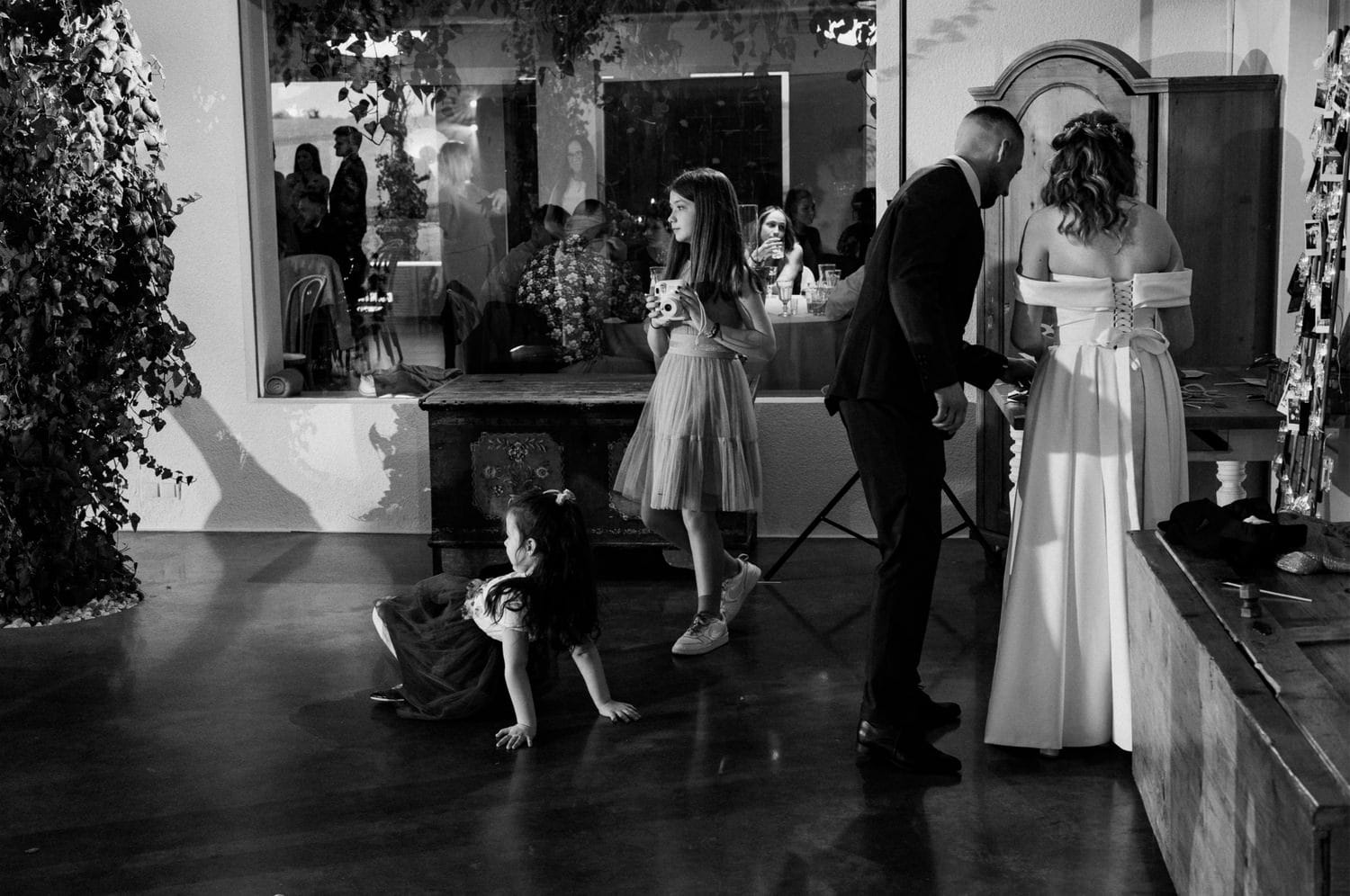 Goście weselni w sali, czarno-białe zdjęcie